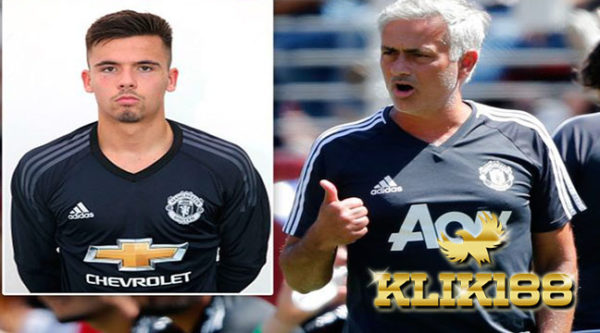 Manchester United Resmi Rampungkan Transfer Kiper 18 Tahun
